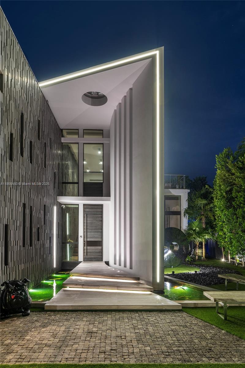 SURPRISE POINT - Residential