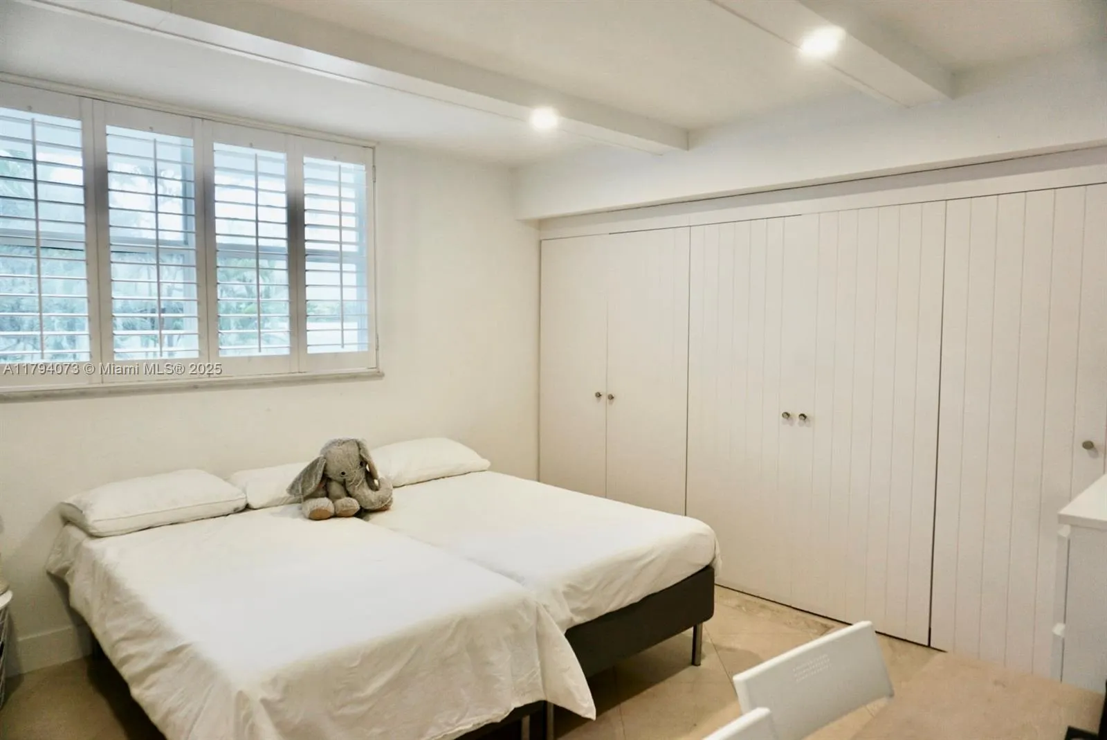 Key Biscayne, Florida 33149, United States, 3 Bedrooms Bedrooms, ,3 BathroomsBathrooms,Residential,Pending,119305