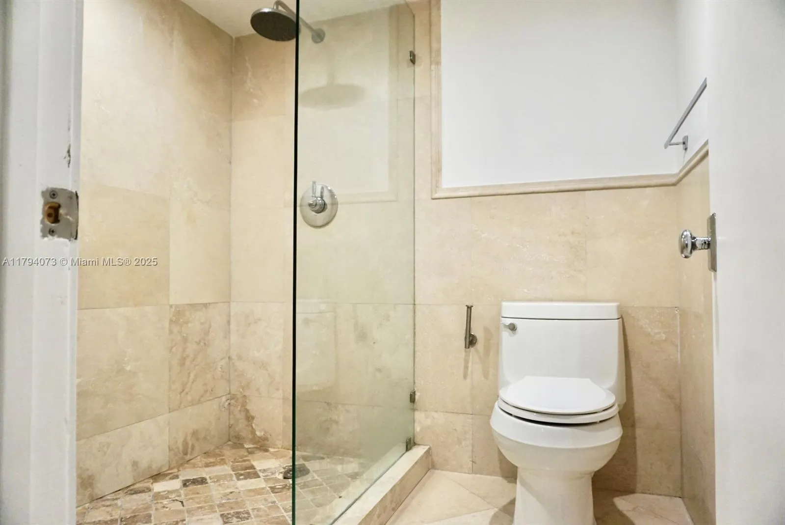 Key Biscayne, Florida 33149, United States, 3 Bedrooms Bedrooms, ,3 BathroomsBathrooms,Residential,Pending,119305