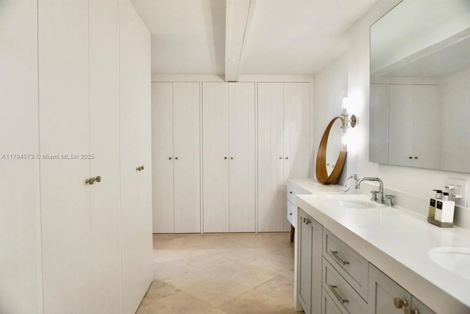 Key Biscayne, Florida 33149, United States, 3 Bedrooms Bedrooms, ,3 BathroomsBathrooms,Residential,Pending,119305