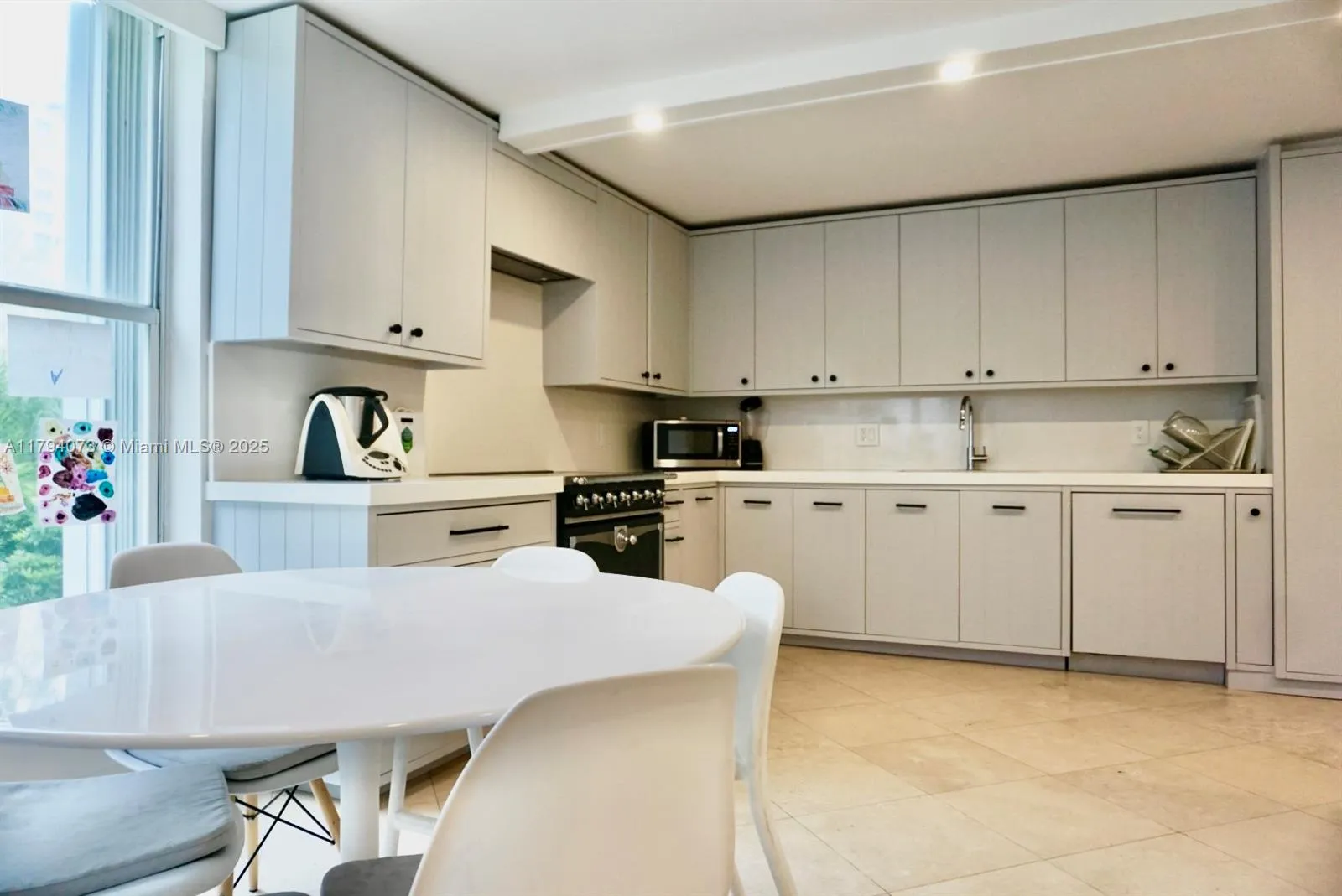 Key Biscayne, Florida 33149, United States, 3 Bedrooms Bedrooms, ,3 BathroomsBathrooms,Residential,Pending,119305