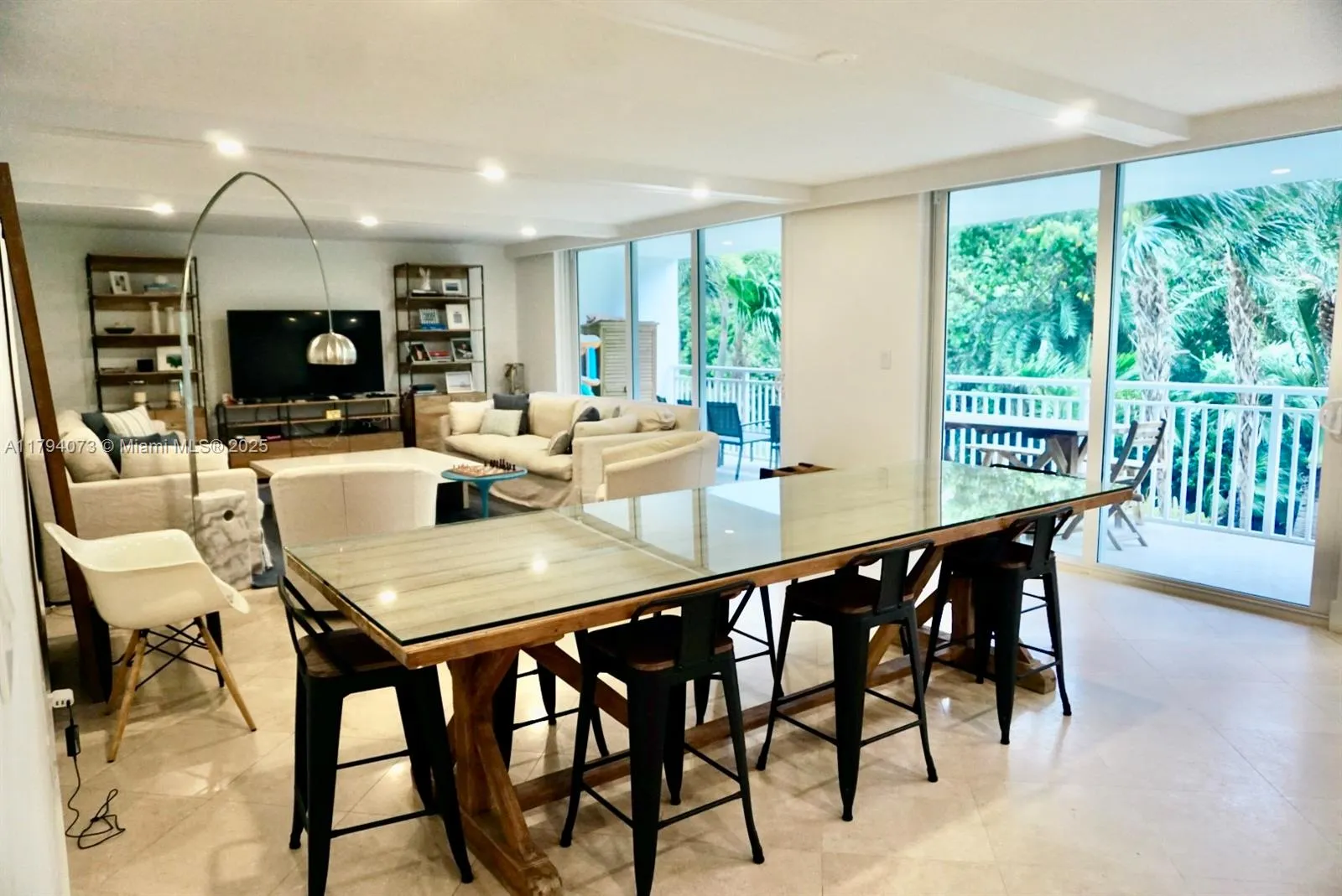 Key Biscayne, Florida 33149, United States, 3 Bedrooms Bedrooms, ,3 BathroomsBathrooms,Residential,Pending,119305