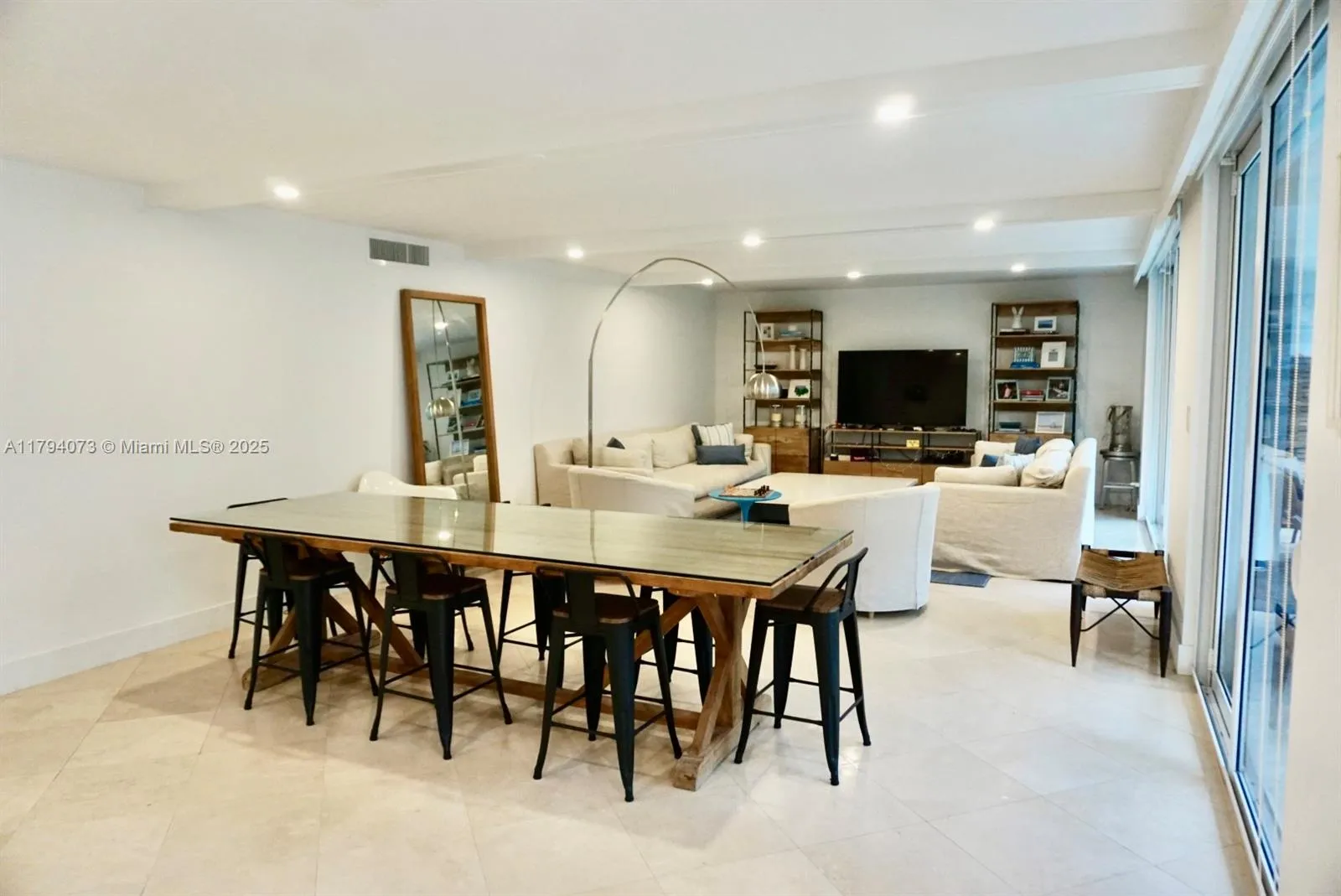 Key Biscayne, Florida 33149, United States, 3 Bedrooms Bedrooms, ,3 BathroomsBathrooms,Residential,Pending,119305