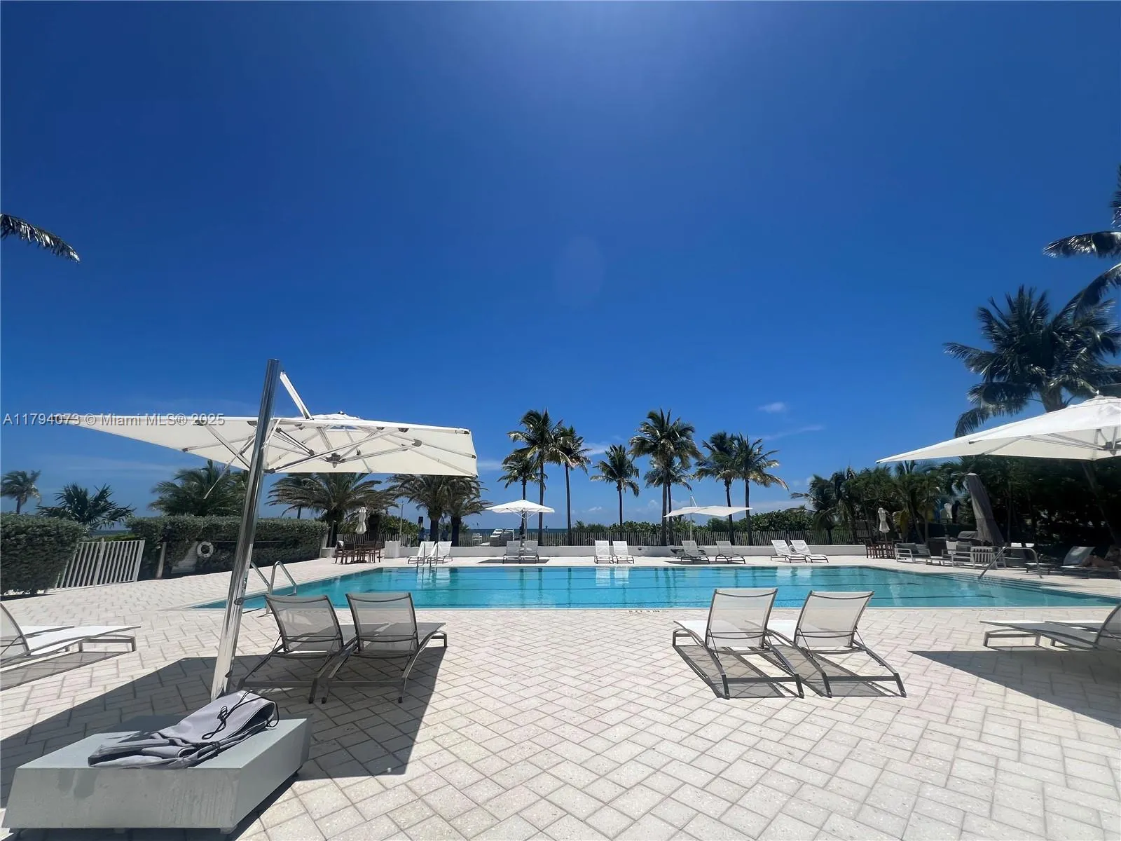 Key Biscayne, Florida 33149, United States, 3 Bedrooms Bedrooms, ,3 BathroomsBathrooms,Residential,Pending,119305