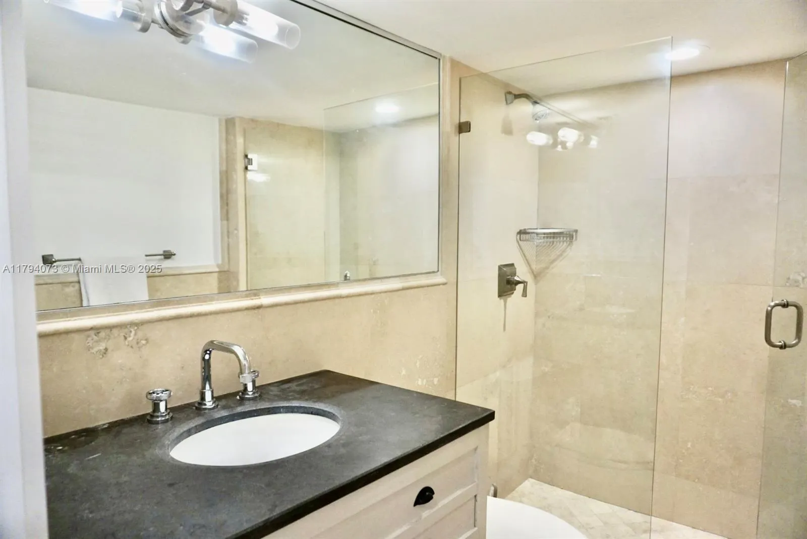 Key Biscayne, Florida 33149, United States, 3 Bedrooms Bedrooms, ,3 BathroomsBathrooms,Residential,Pending,119305