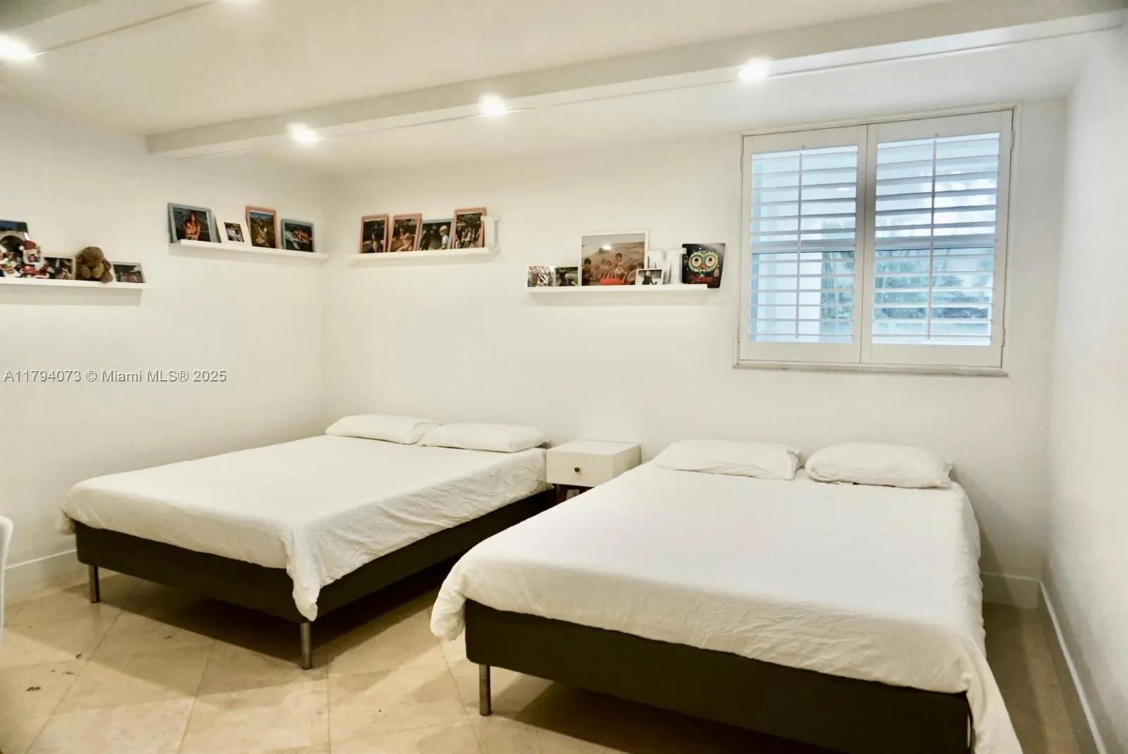 Key Biscayne, Florida 33149, United States, 3 Bedrooms Bedrooms, ,3 BathroomsBathrooms,Residential,Pending,119305