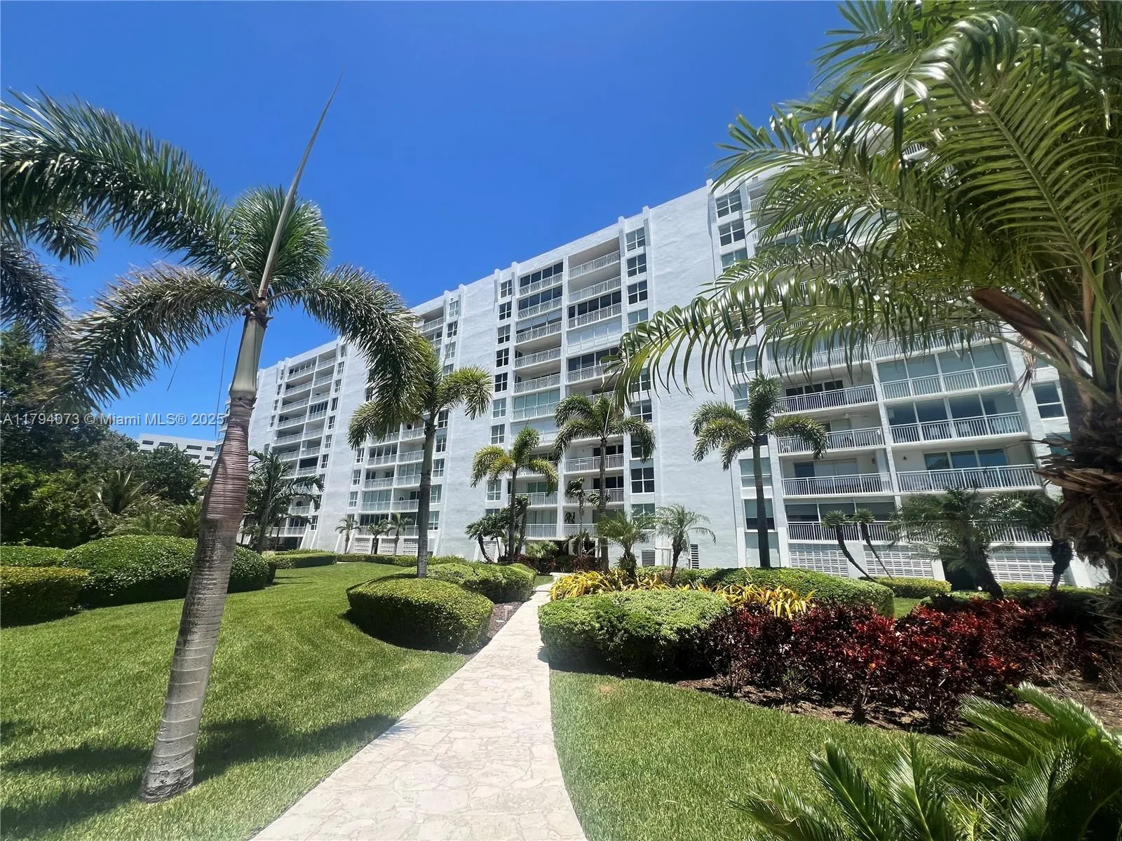 Key Biscayne, Florida 33149, United States, 3 Bedrooms Bedrooms, ,3 BathroomsBathrooms,Residential,Pending,119305
