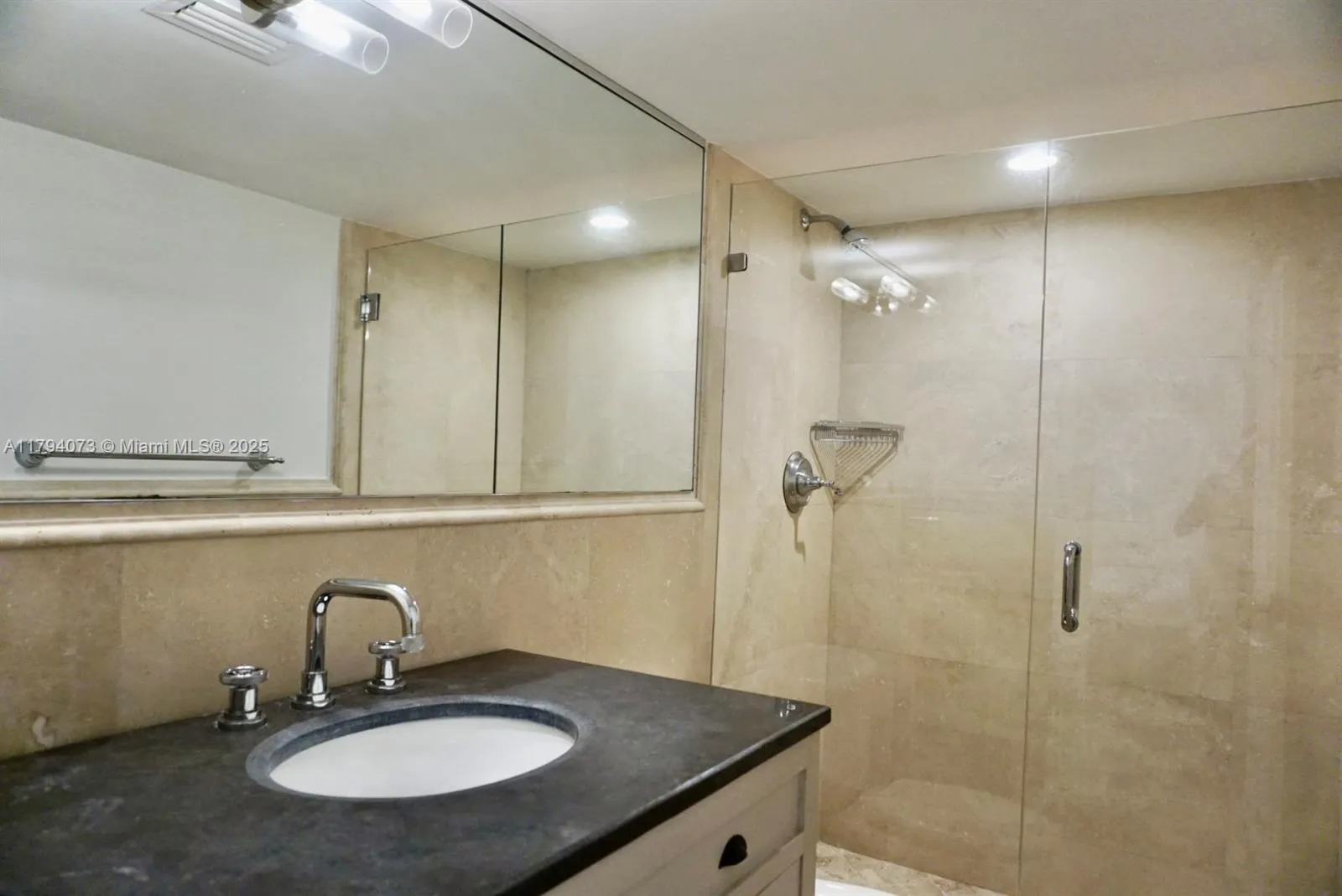 Key Biscayne, Florida 33149, United States, 3 Bedrooms Bedrooms, ,3 BathroomsBathrooms,Residential,Pending,119305