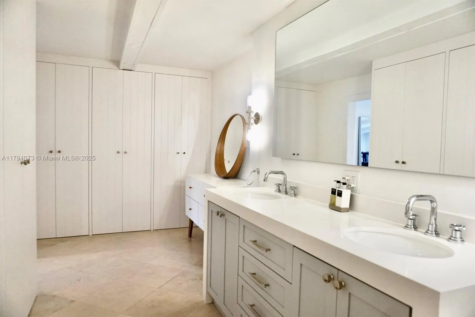 Key Biscayne, Florida 33149, United States, 3 Bedrooms Bedrooms, ,3 BathroomsBathrooms,Residential,Pending,119305