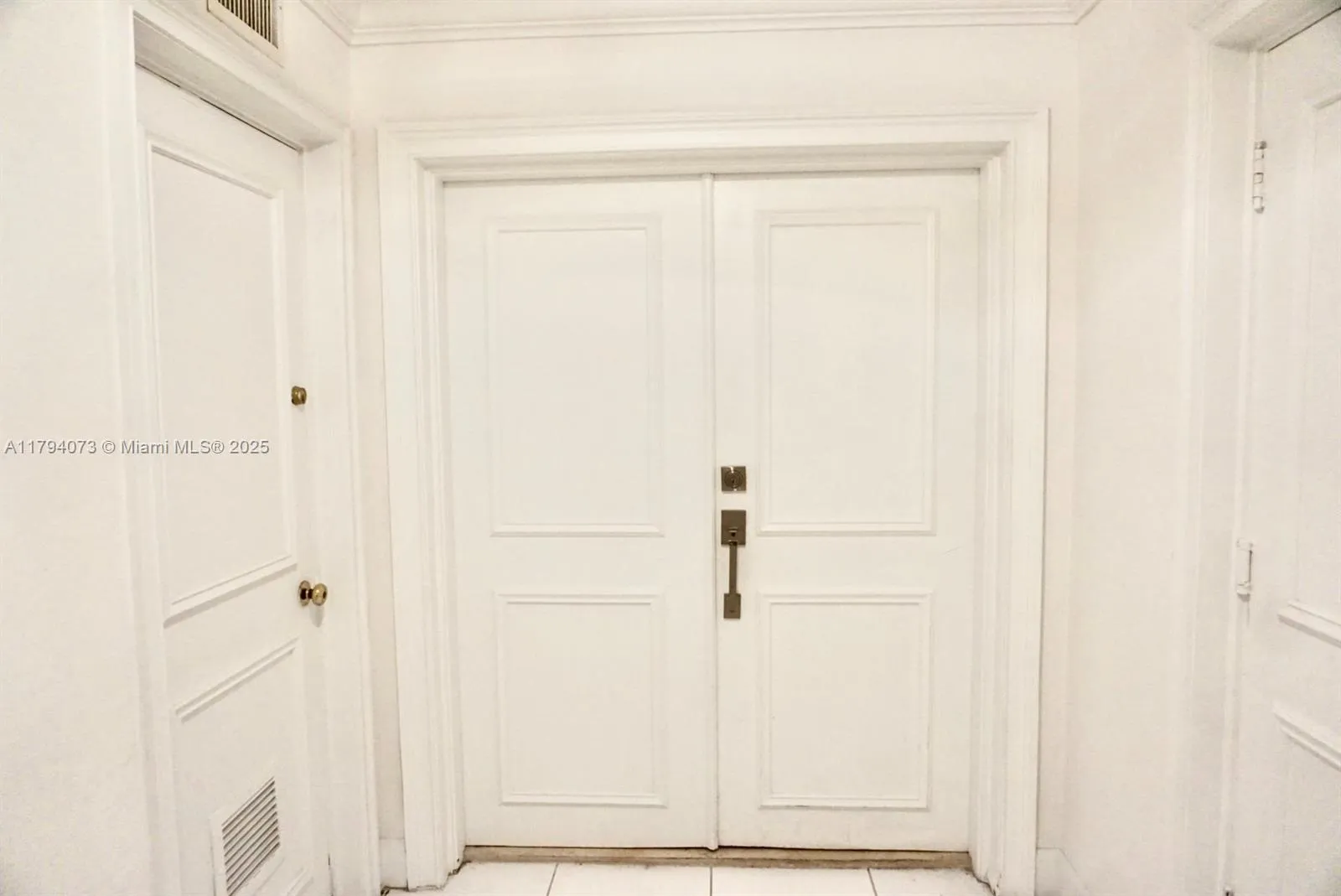 Key Biscayne, Florida 33149, United States, 3 Bedrooms Bedrooms, ,3 BathroomsBathrooms,Residential,Pending,119305