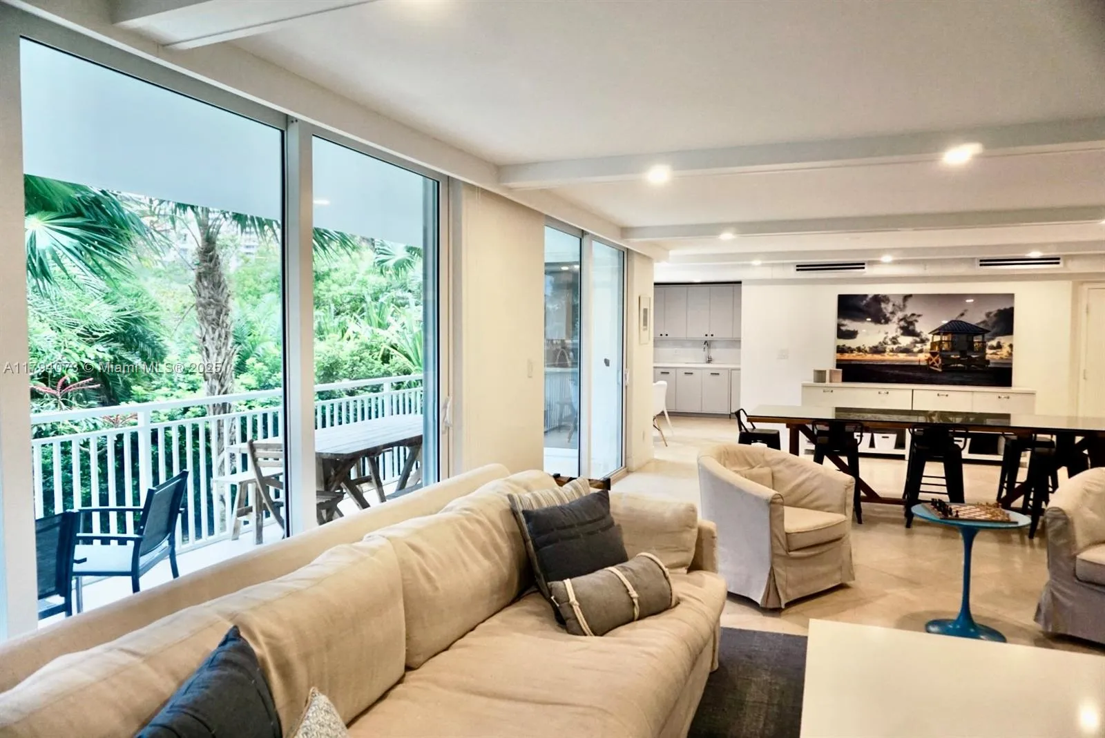 Key Biscayne, Florida 33149, United States, 3 Bedrooms Bedrooms, ,3 BathroomsBathrooms,Residential,Pending,119305