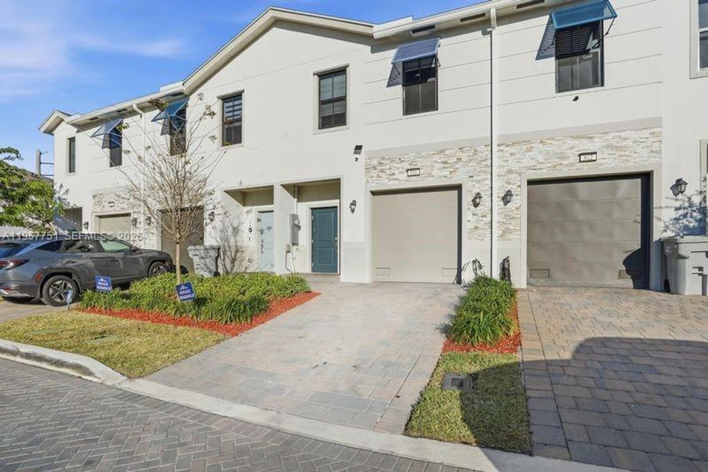 Photo of 816 NW 3rd Ter #818, Pompano Beach, FL 33060 (MLS # A11957751)