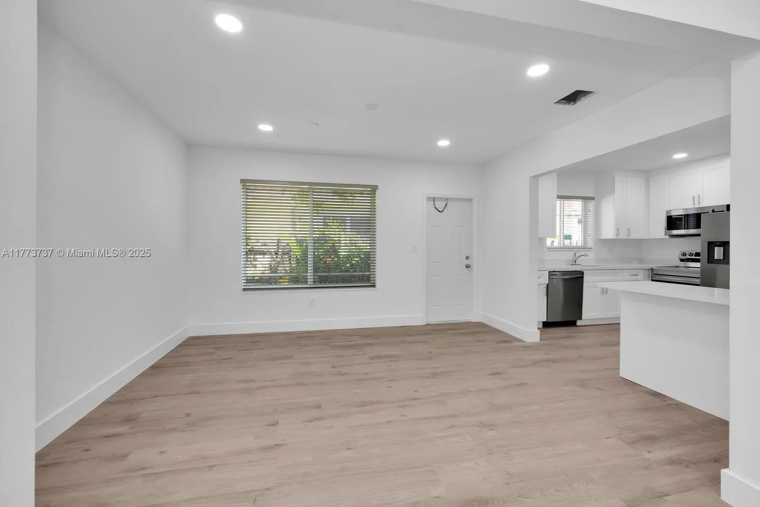 Miami, Florida 33145, United States, 2 Bedrooms Bedrooms, ,1 BathroomBathrooms,Residential,Active,99029