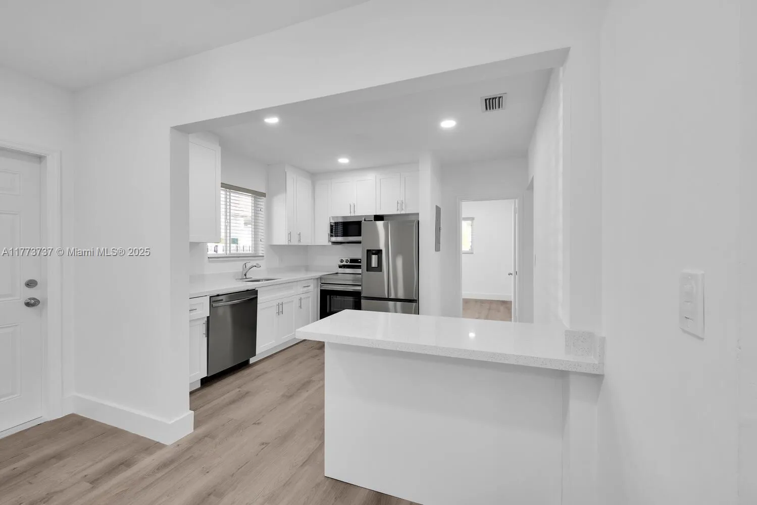 Miami, Florida 33145, United States, 2 Bedrooms Bedrooms, ,1 BathroomBathrooms,Residential,Active,99029