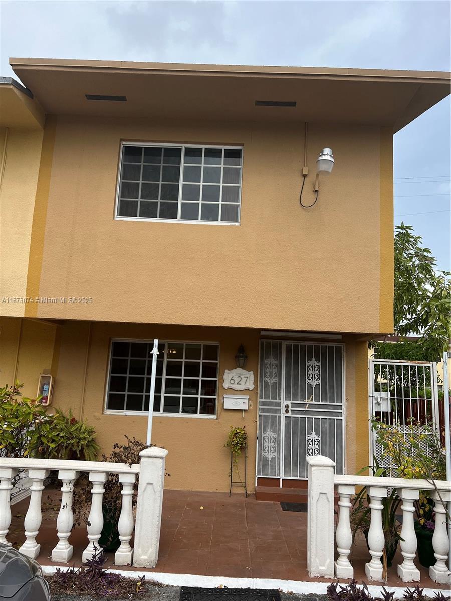 Beautiful Townhome in the much desired neighborhood of Hialeah. Corner unit with 2 bedrooms upstairs. Granite countertops in the kitchen and spacious front porch and back patio.
