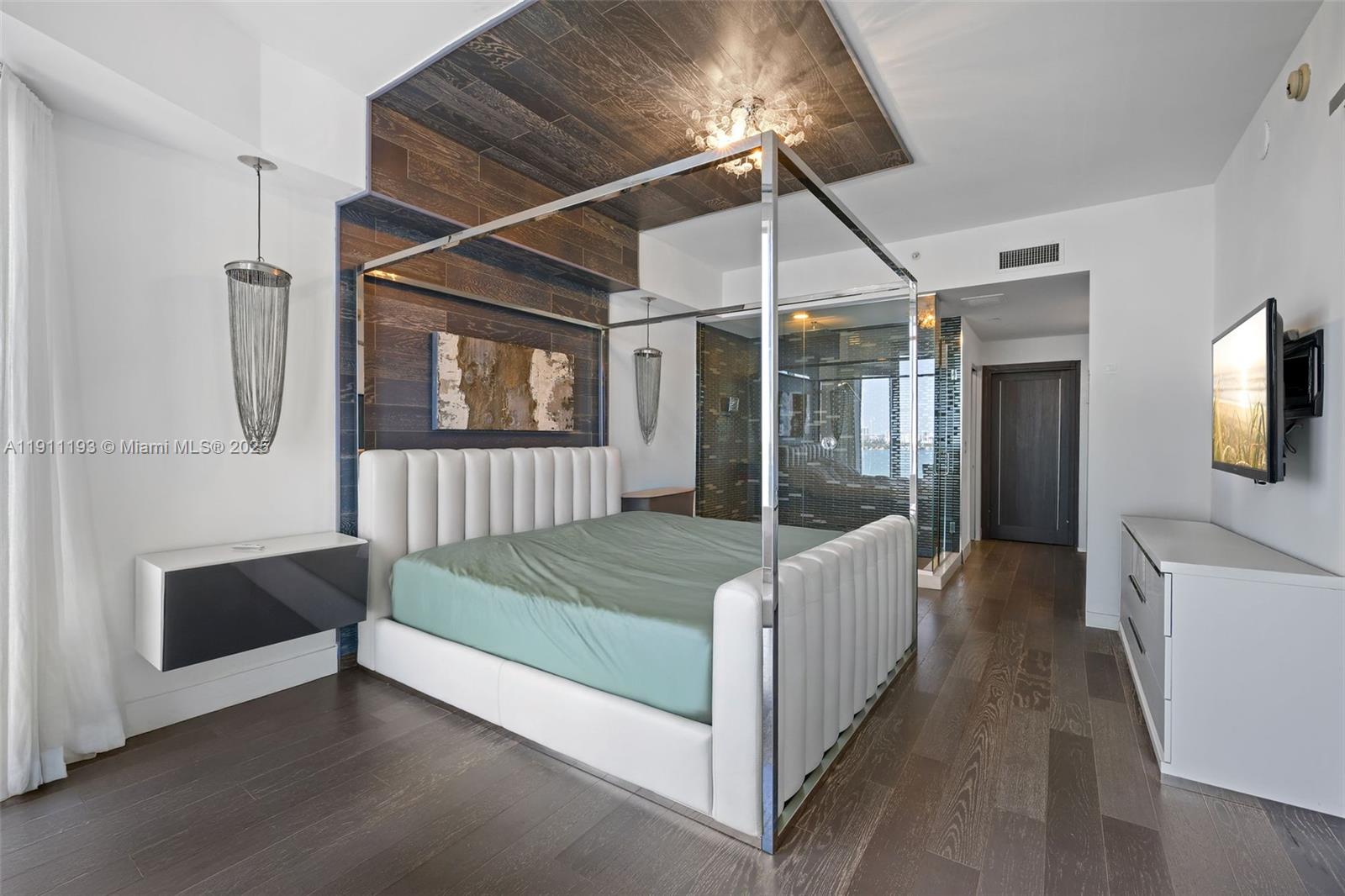 PARAMOUNT BAY CONDO - Residential