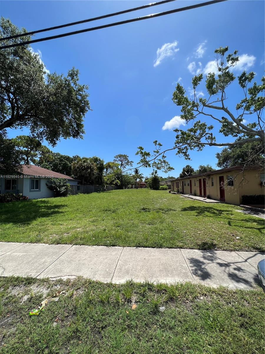 The project is shovel-ready.The project has received construction plan approval for 4 bed 3 bath 1903 SF.
Big lot. Pay impact fees and start building.
