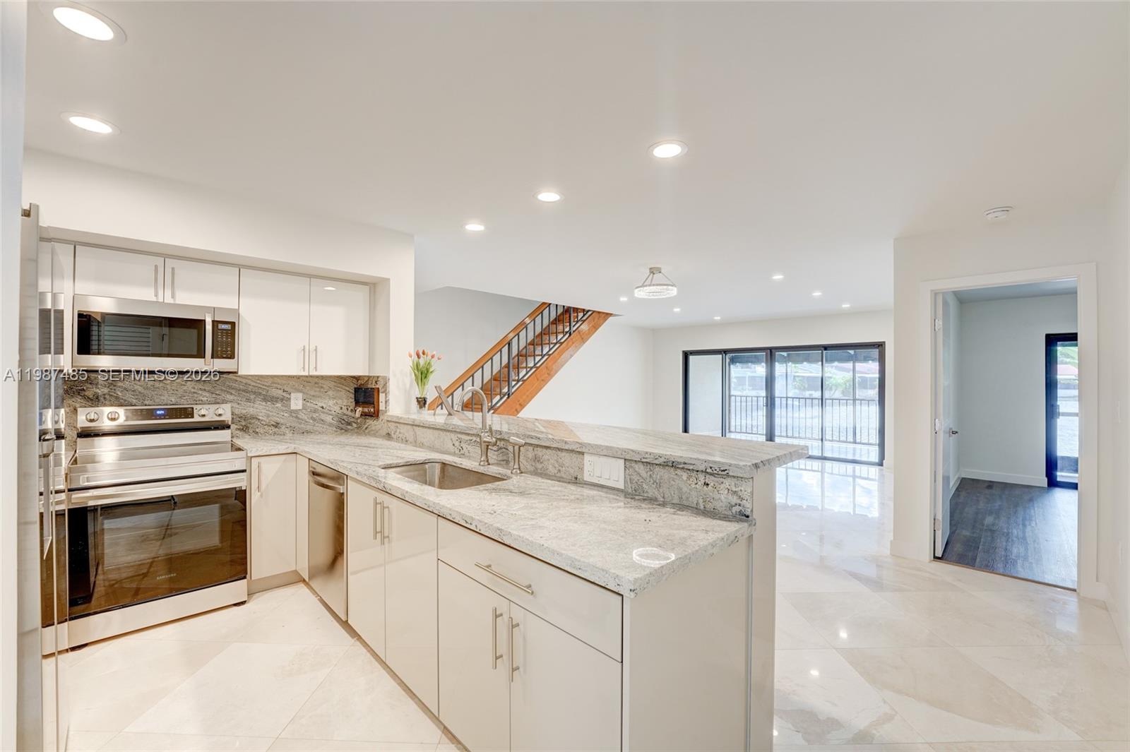 MIAMI LAKES - LAKE SANDRA - Residential Lease