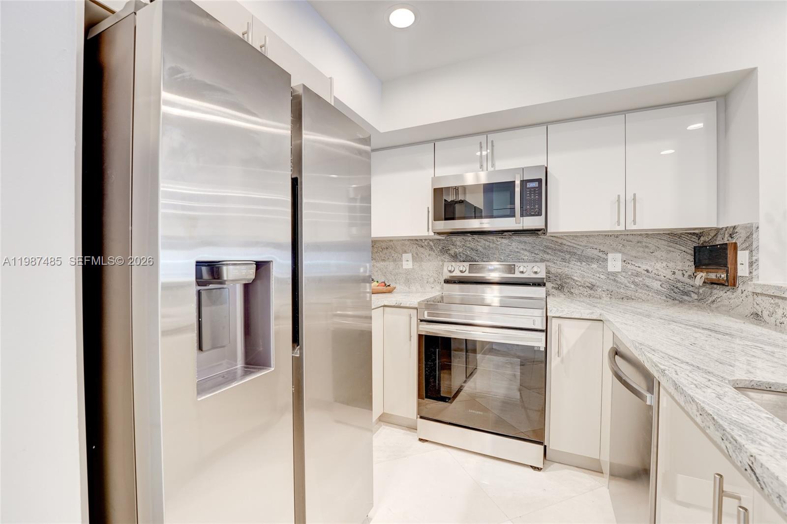 MIAMI LAKES - LAKE SANDRA - Residential Lease