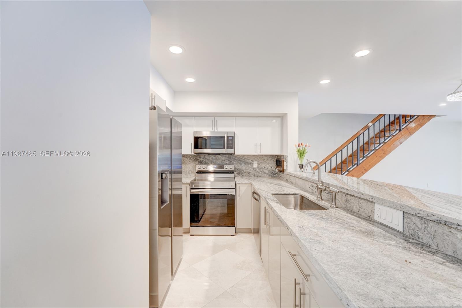 MIAMI LAKES - LAKE SANDRA - Residential Lease