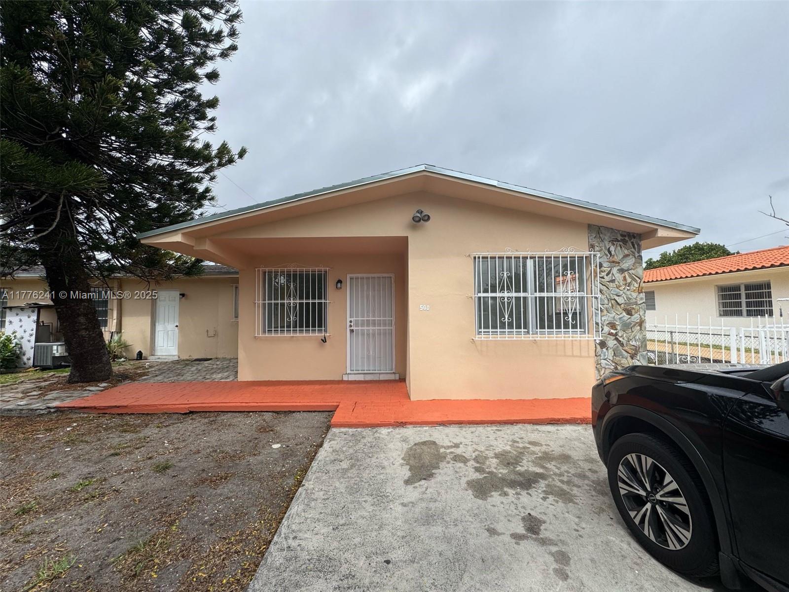 Duplex unit ground level, with garden and little back yard, pet OK, ceramic floor, parking available, centrally located. Water and electricity included.