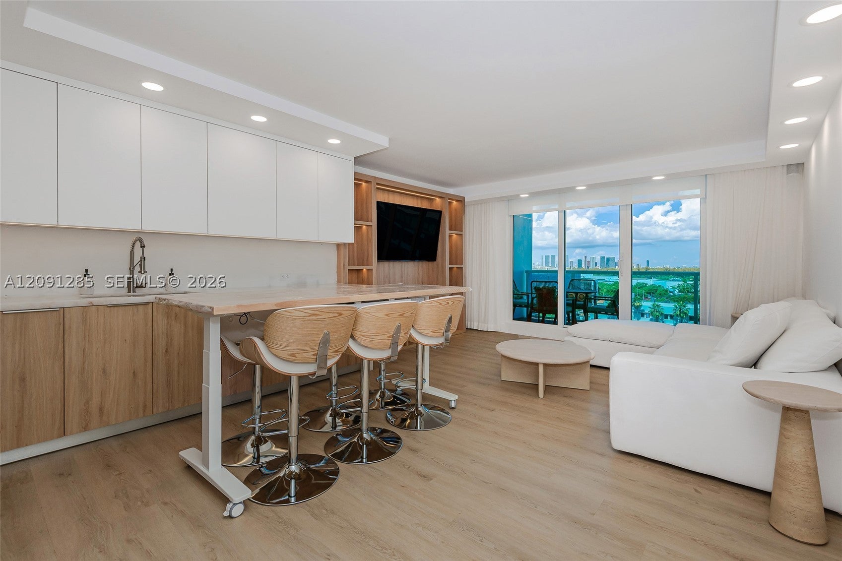 2301 Collins Ave 834