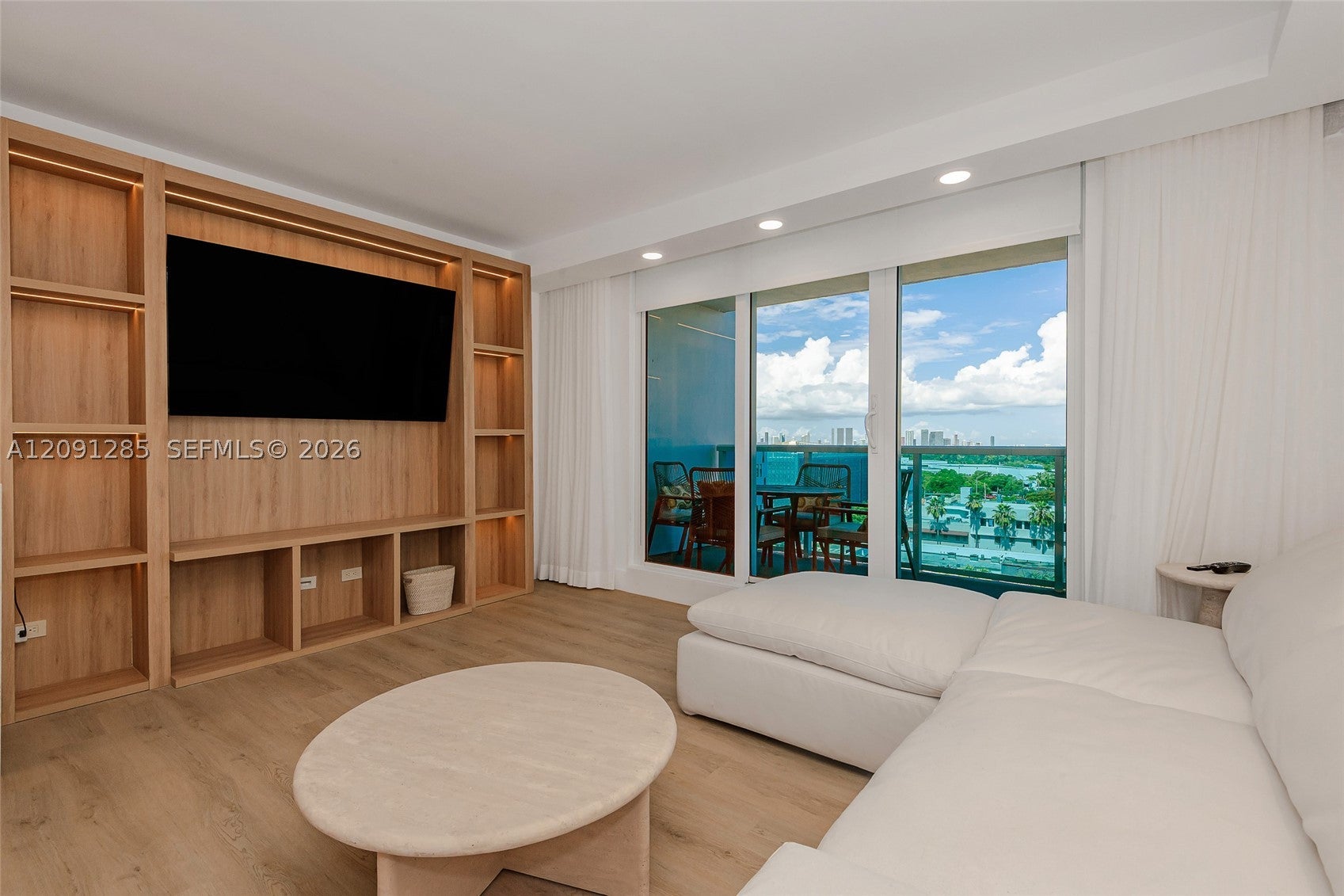 2301 Collins Ave 834