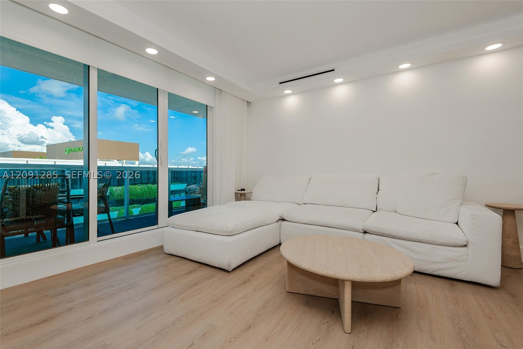 2301 Collins Ave 834