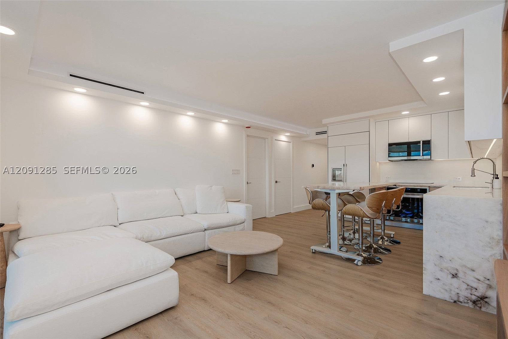 2301 Collins Ave 834
