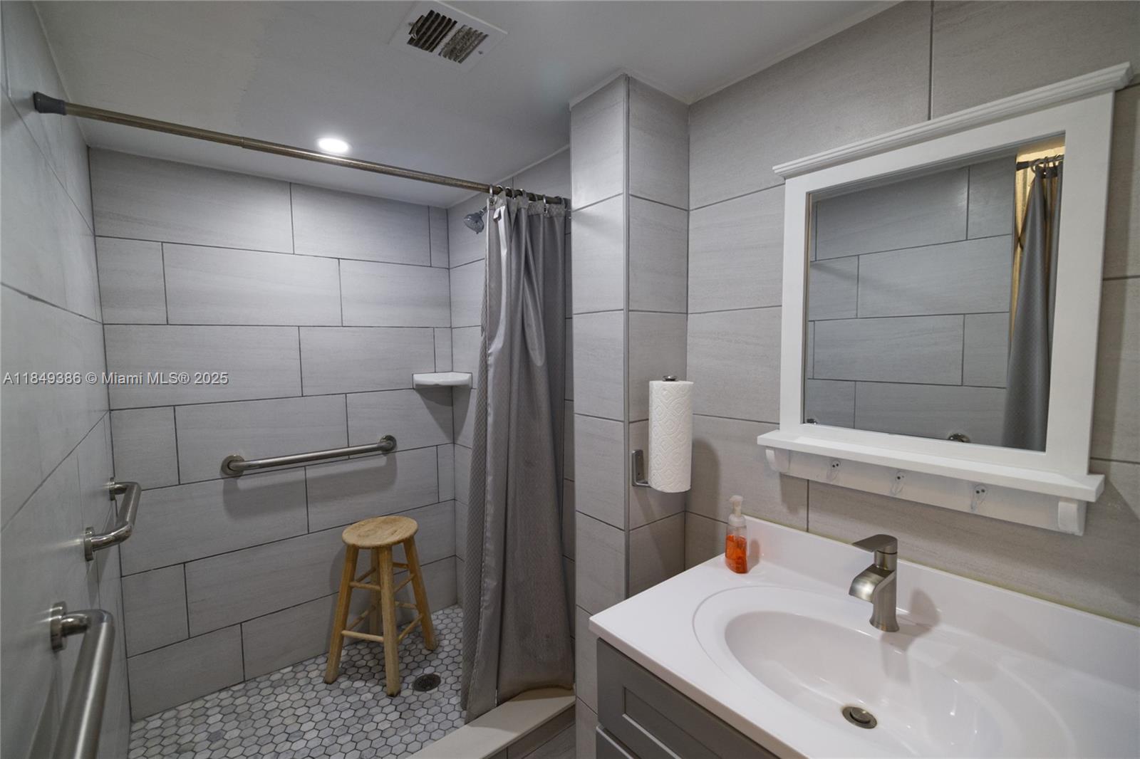 EDGEWATER BEACH TOWERS CO - Residential