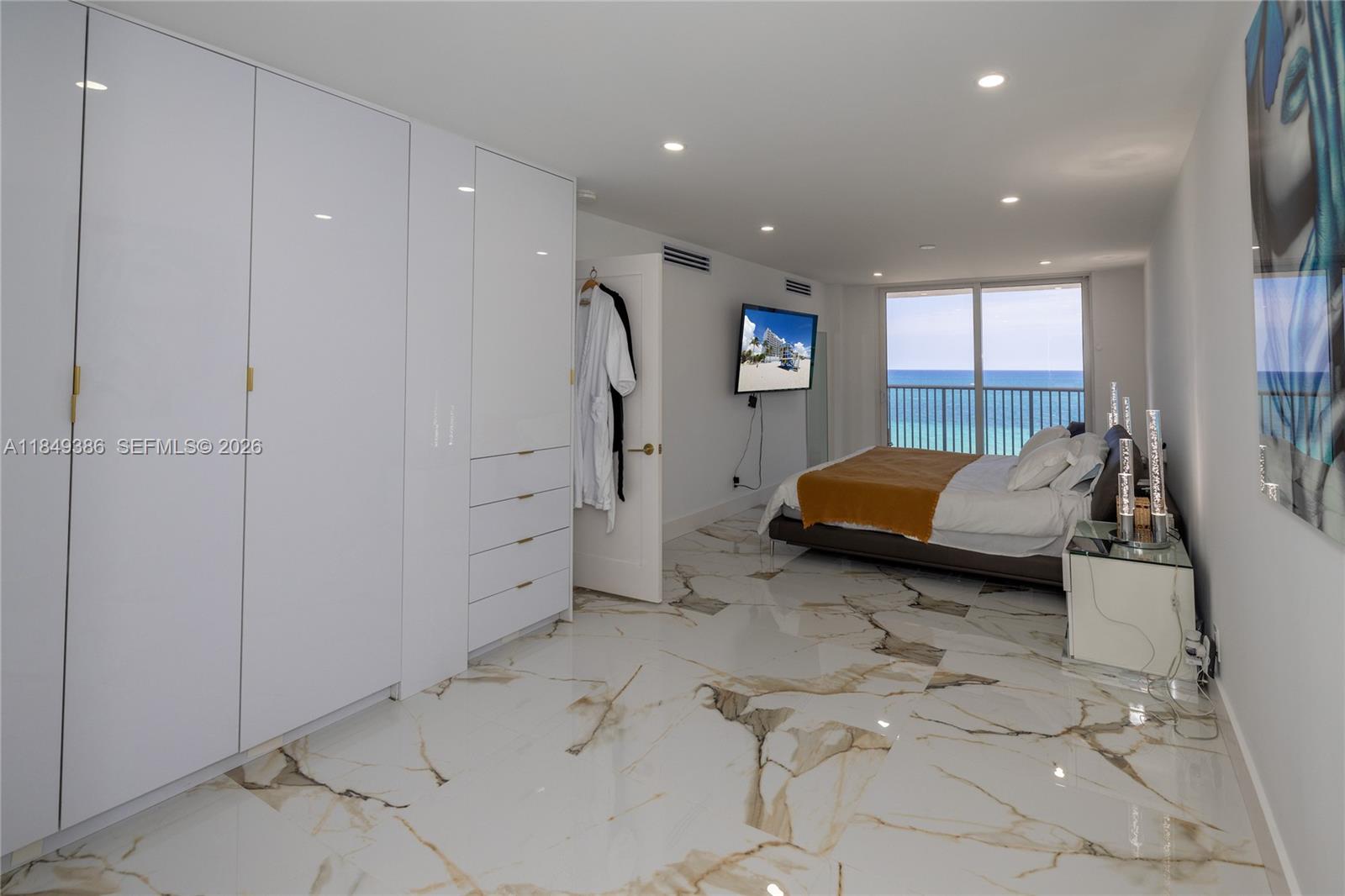 EDGEWATER BEACH TOWERS CO - Residential
