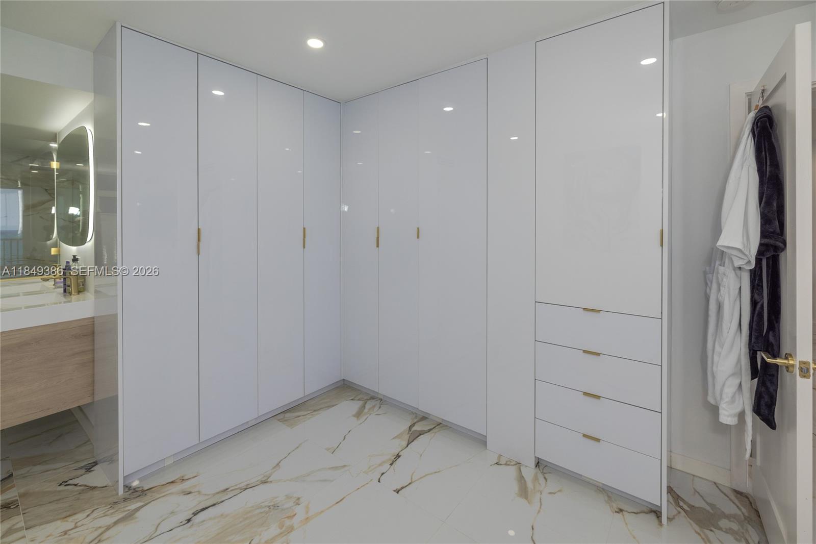 EDGEWATER BEACH TOWERS CO - Residential