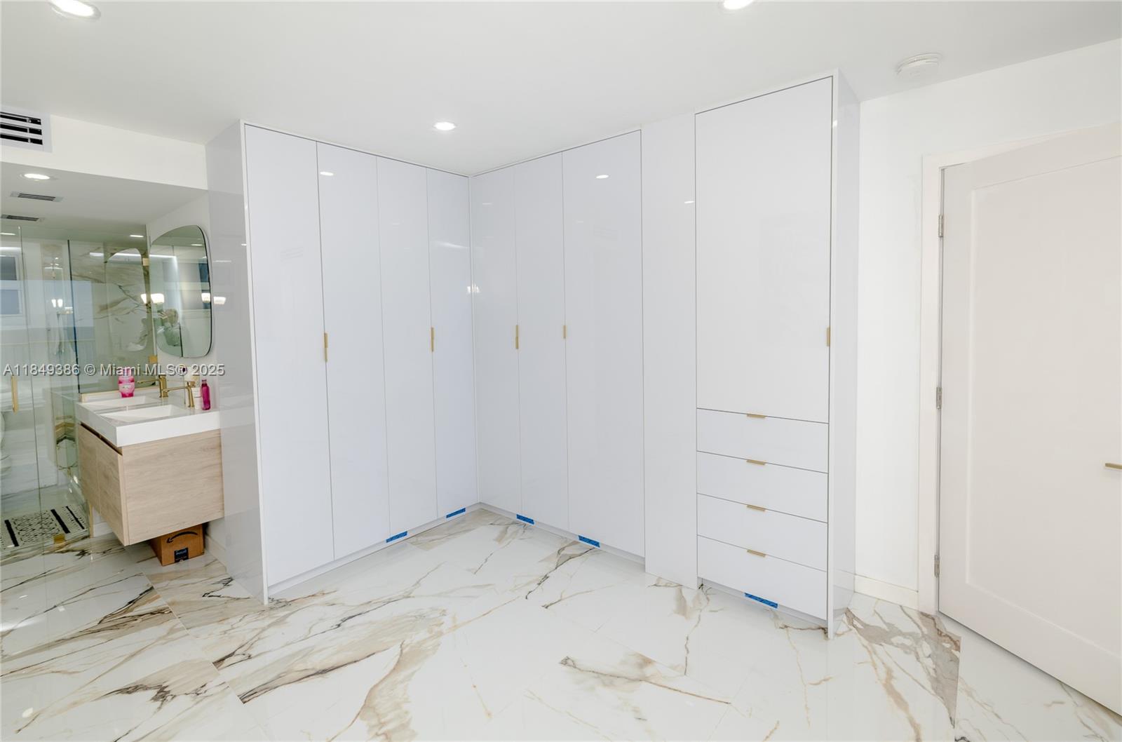 EDGEWATER BEACH TOWERS CO - Residential