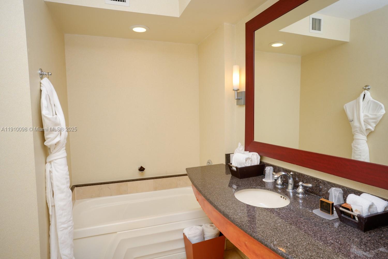 TRUMP INTERNATIONAL SONES - Residential