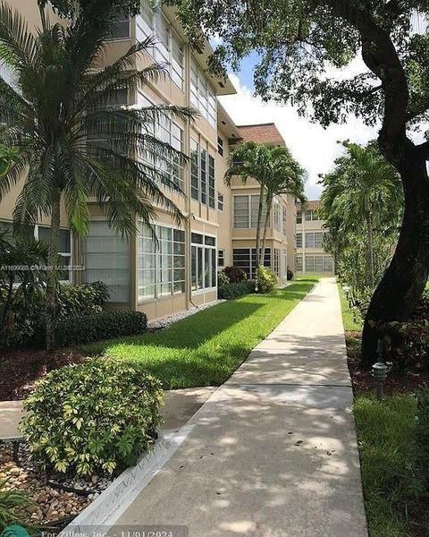 A home in Lauderdale Lakes