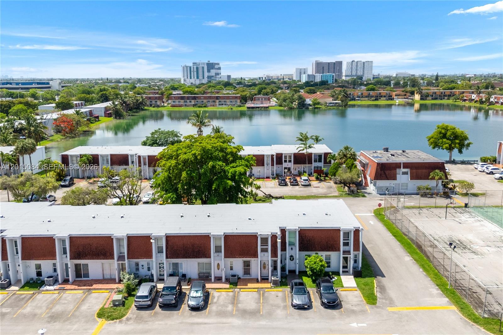 LAGUNA CONDO - Residential
