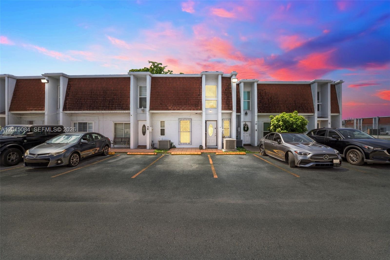 LAGUNA CONDO - Residential