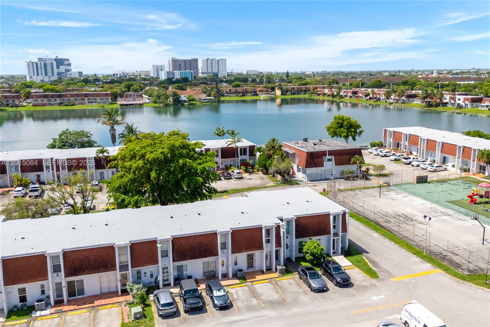LAGUNA CONDO - Residential