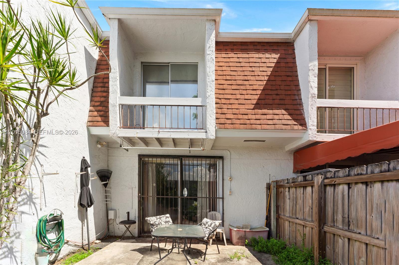 LAGUNA CONDO - Residential