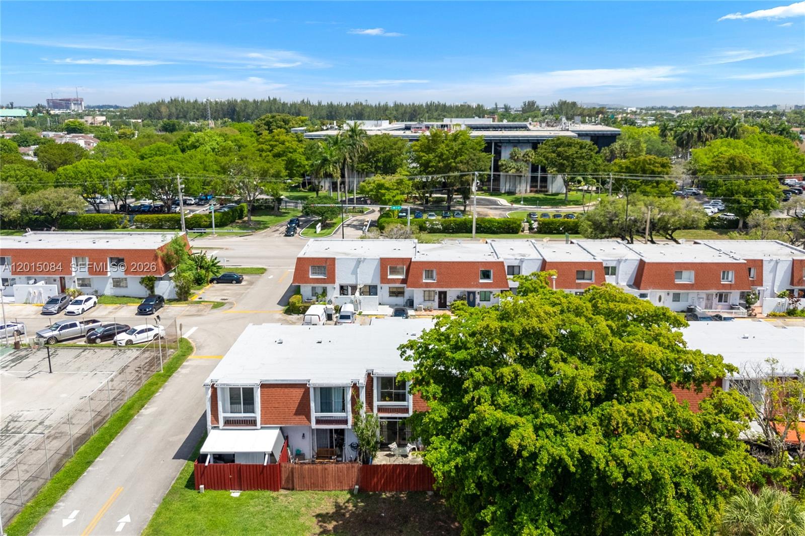LAGUNA CONDO - Residential