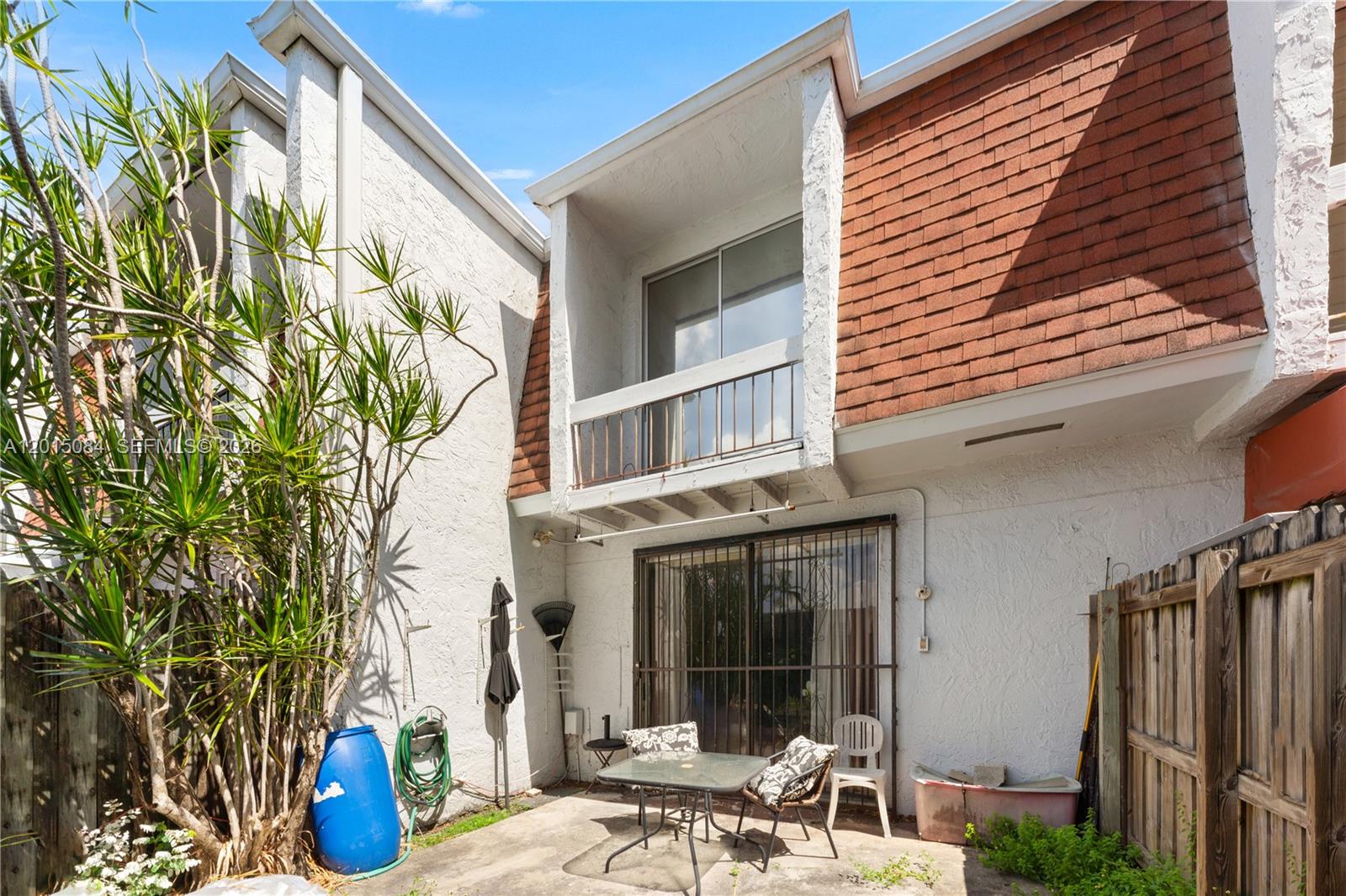LAGUNA CONDO - Residential