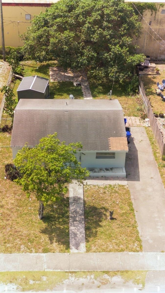 HOLLYWOOD LITTLE RANCHES - Residential