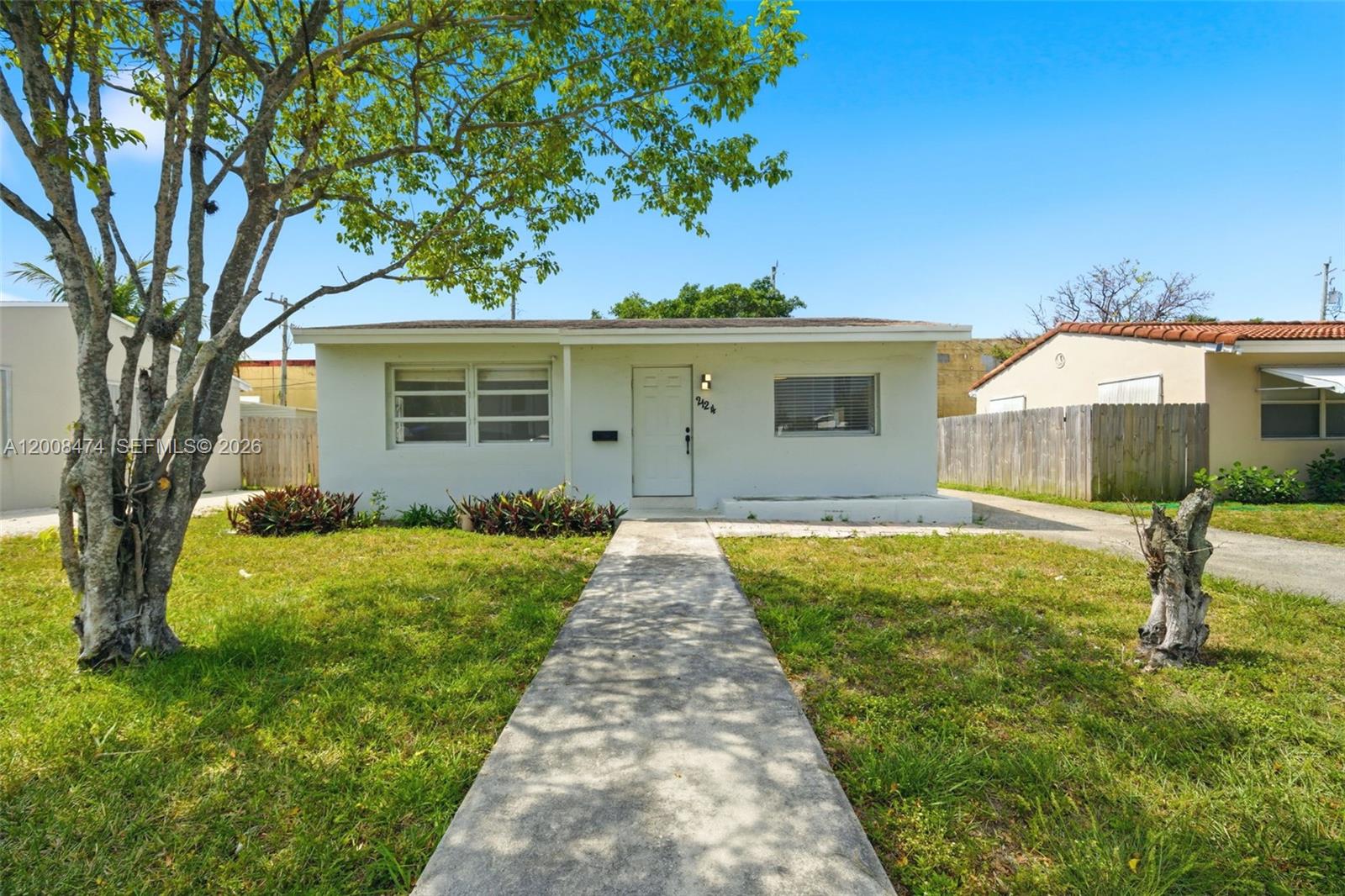HOLLYWOOD LITTLE RANCHES - Residential