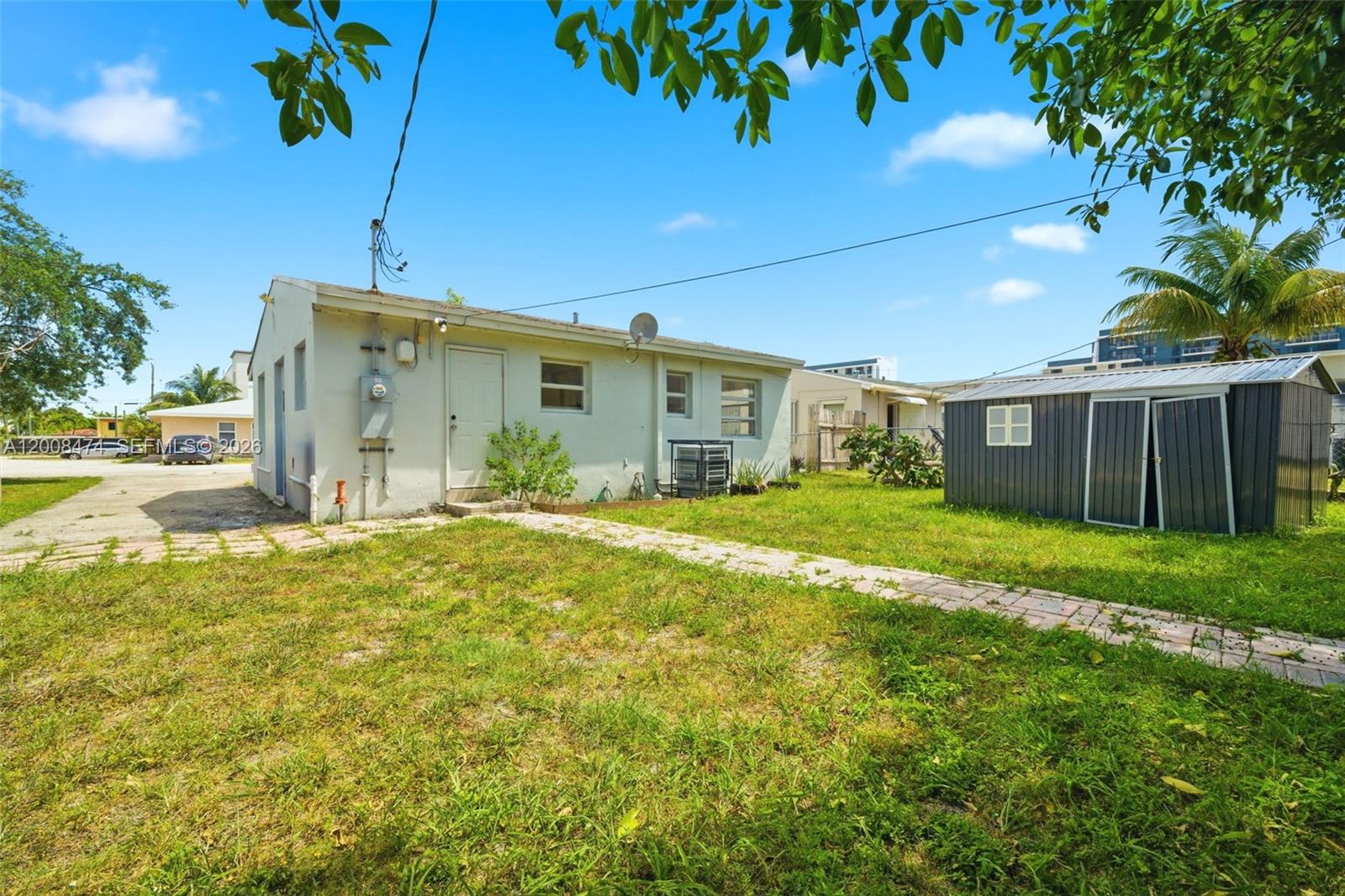 HOLLYWOOD LITTLE RANCHES - Residential