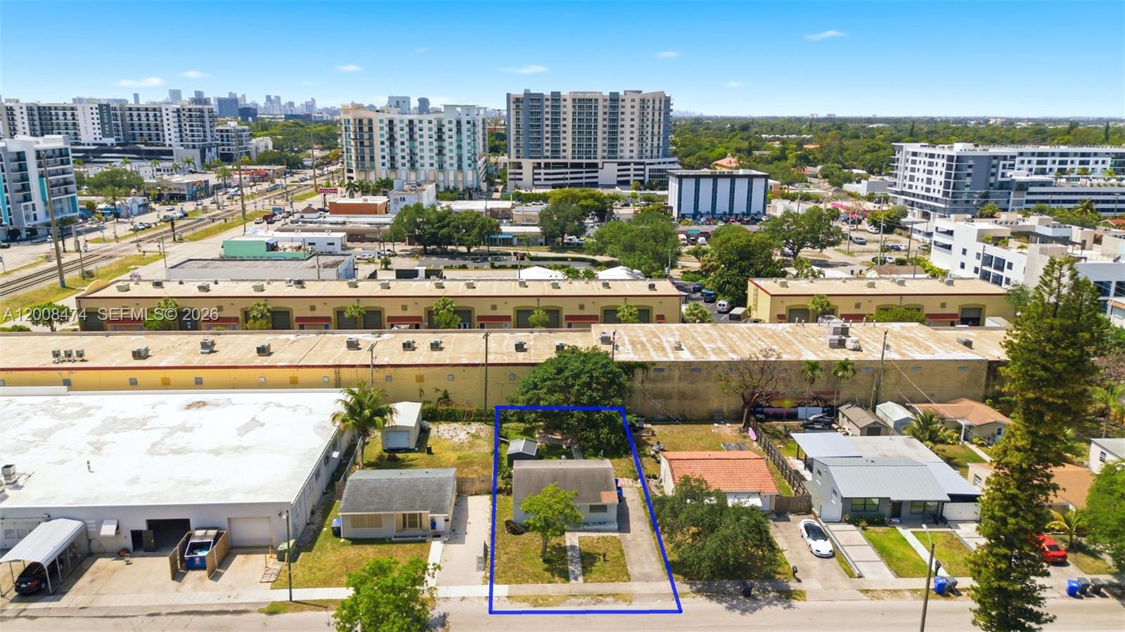 HOLLYWOOD LITTLE RANCHES - Residential
