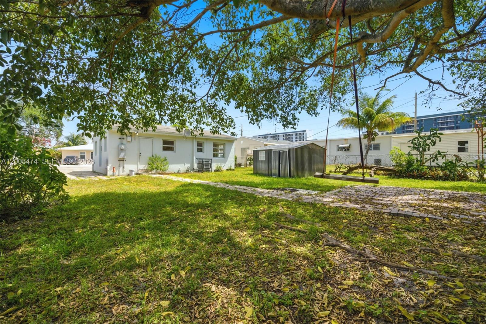 HOLLYWOOD LITTLE RANCHES - Residential