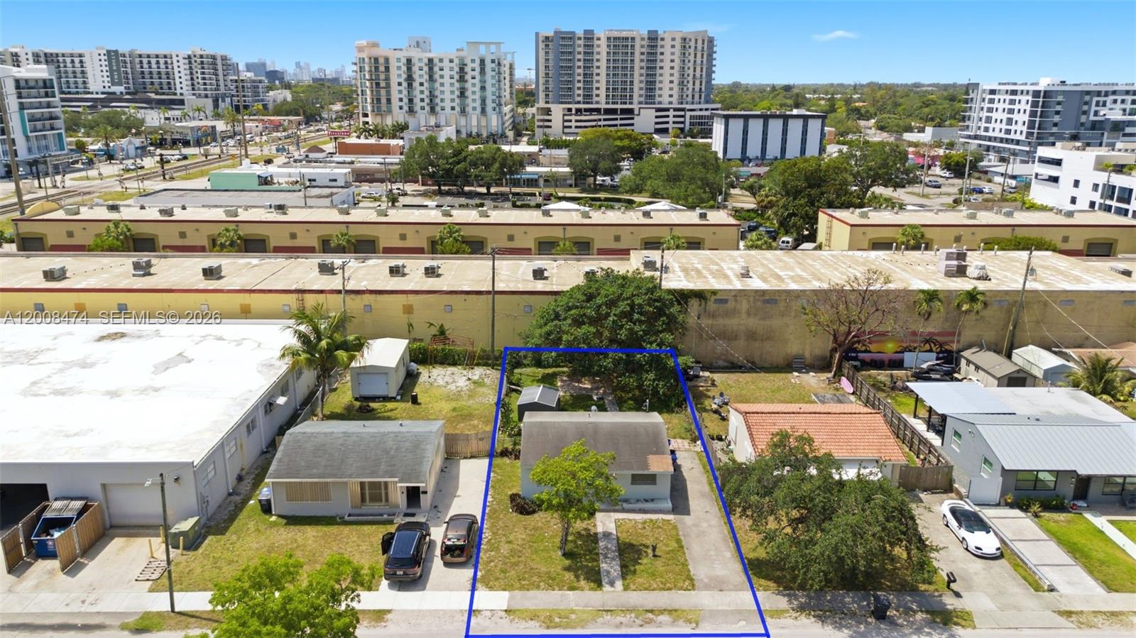 HOLLYWOOD LITTLE RANCHES - Residential