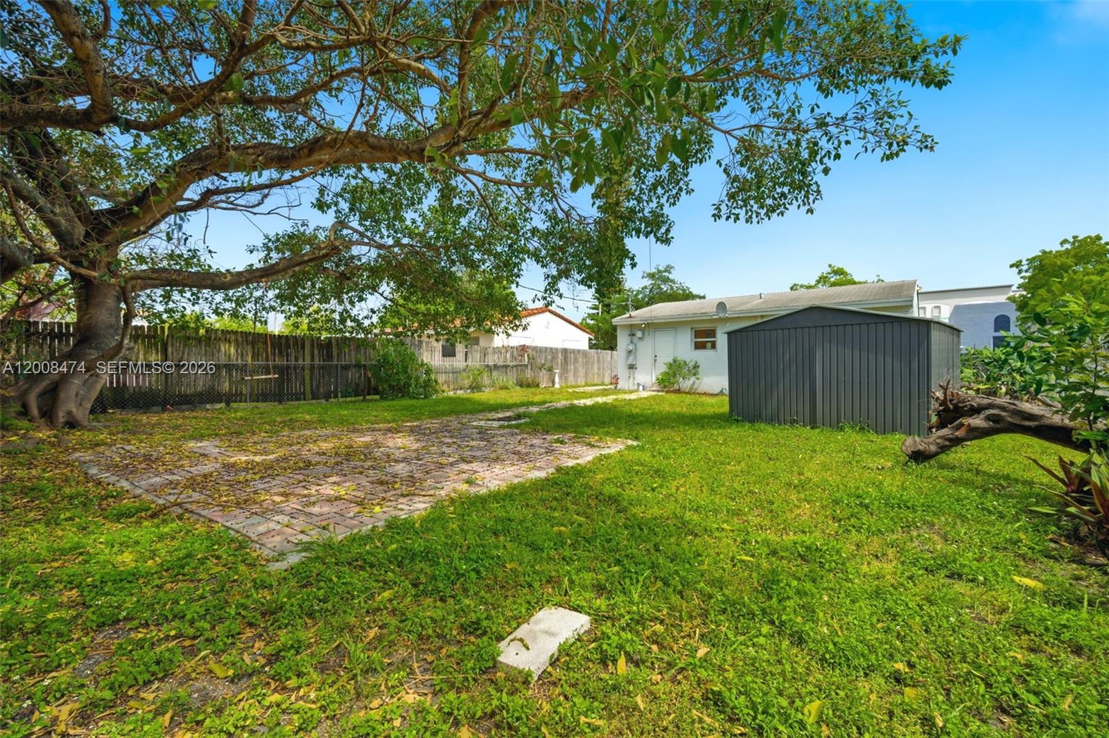 HOLLYWOOD LITTLE RANCHES - Residential