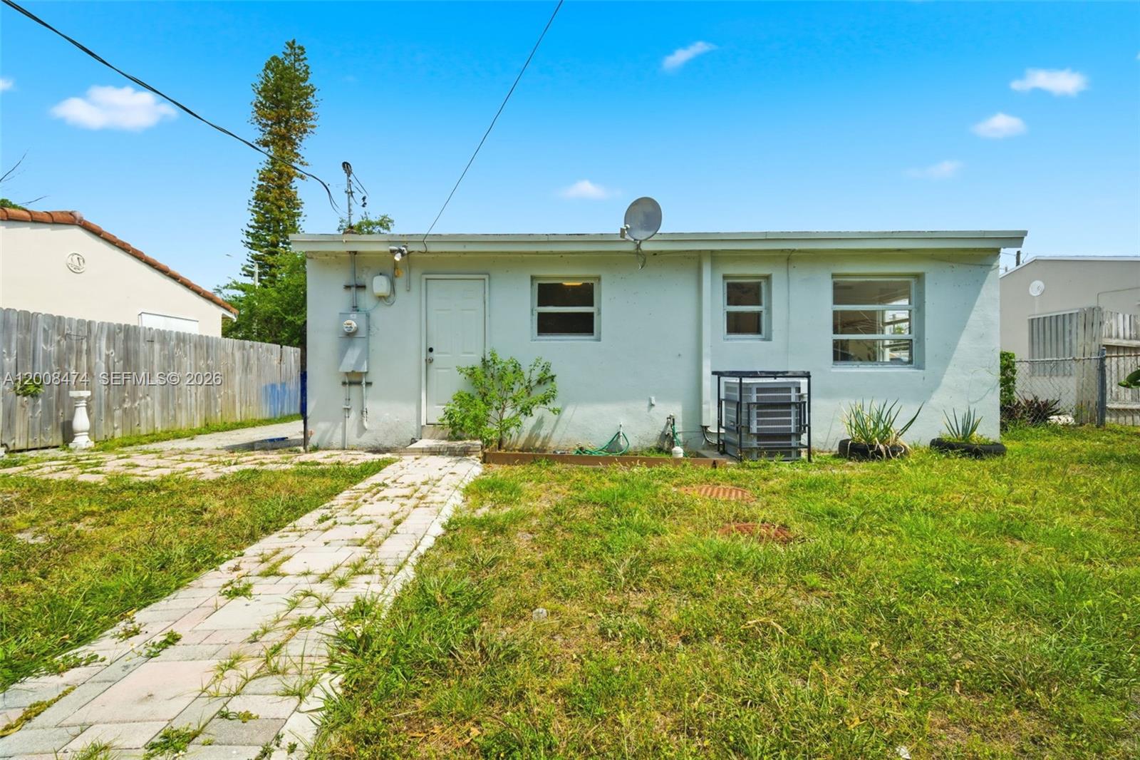 HOLLYWOOD LITTLE RANCHES - Residential