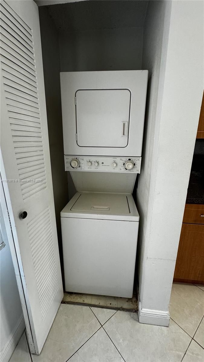 SUMMERBREEZE CONDO - Residential Lease